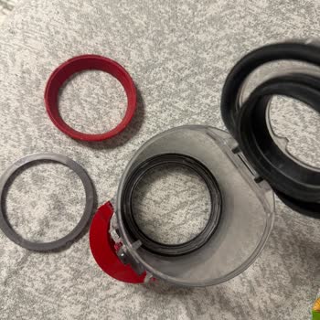 Dyson V12 Hazne Halka Parçaları Yerinden Çıktı, Süpürge Kullanılamaz