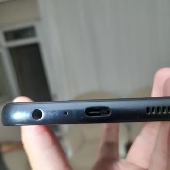 Şarj Kablosundan Duman Çıktı, Telefon Soketi Eritildi, Ürün İadesi Ve Hasar Tazmini Talebi