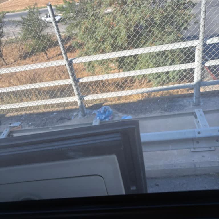 Otobüs Muavini Çöpleri Yol Kenarına Atarak Çevre Kirliliği Yarattı