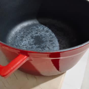 İlk Kullanımdan Sonra Deforme Olan Lava Döküm Tencere Üzerinde Hayal Kırıklığı