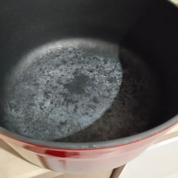 İlk Kullanımdan Sonra Deforme Olan Lava Döküm Tencere Üzerinde Hayal Kırıklığı