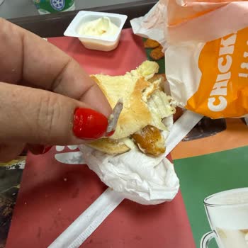 Burger King Sandviçinde Keskin Kemik Parçası: Gıda Güvenliği İhlali