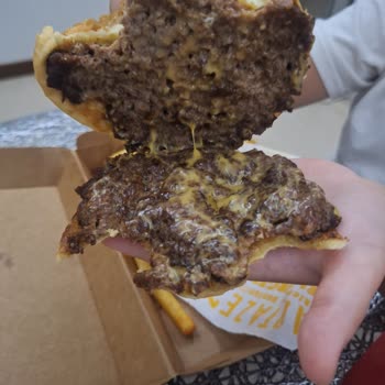 Yanmış Ve Eksik Burgerler Görseldekiyle Farklı İade Talebi