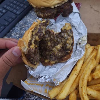 Yanmış Ve Eksik Burgerler Görseldekiyle Farklı İade Talebi