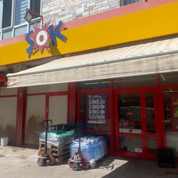 Şok Market Önünde Sokak Kedisi Beslenmesine Getirilen Uyarı Sonrası Yaşanan Büyük Hayal Kırıklığı