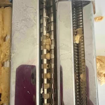 Tehlikeli Ve Kullanılamaz Makarna Kesme Aleti