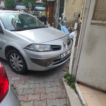 Esenler 358 Sokakta Kaldırıma Park Eden Araçlar Engellileri Tehdit Ediyor