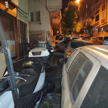 Esenler 358 Sokakta Kaldırıma Park Eden Araçlar Engellileri Tehdit Ediyor