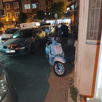 Esenler 358 Sokakta Kaldırıma Park Eden Araçlar Engellileri Tehdit Ediyor