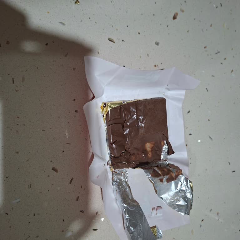 Şok Market'ten Bozulmuş Ülker Kare Sütlü Çikolata Ve Sağlık Endişesi