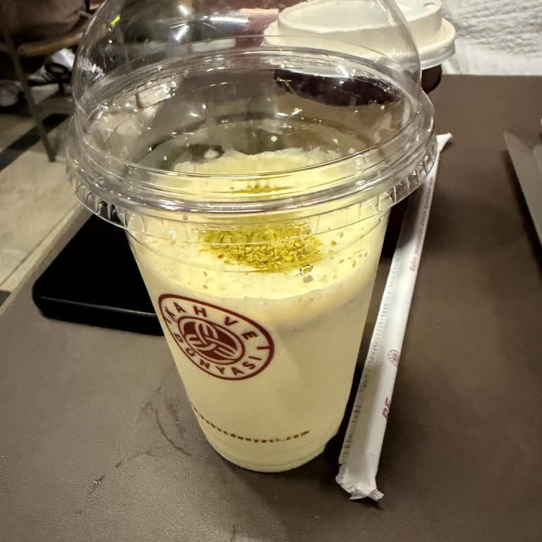 Yarım Doldurulmuş Gofrik Latte Ve Umursamaz Personel Tavrı