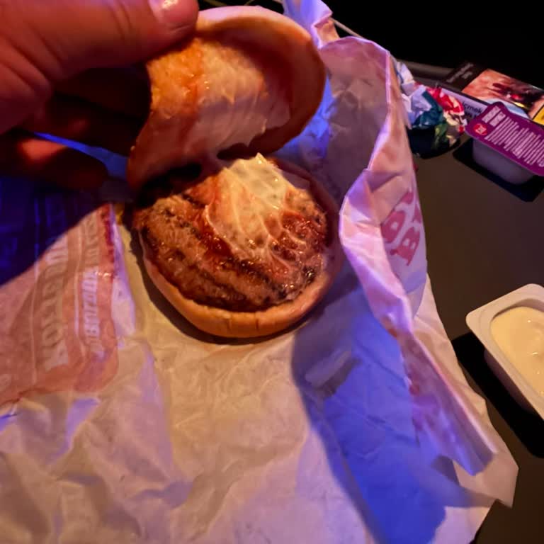 Uygulama Fotoğrafındaki Çift Katlı Burger Gerçekte Tek Katlı Ve Malzeme Yok