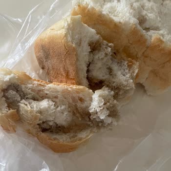 Migros Şubesinde Satılan Küflü Ve Paslı Ekmeğe Şikayet
