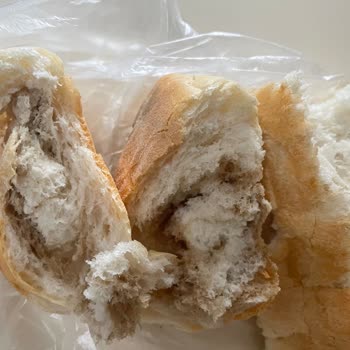 Migros Şubesinde Satılan Küflü Ve Paslı Ekmeğe Şikayet