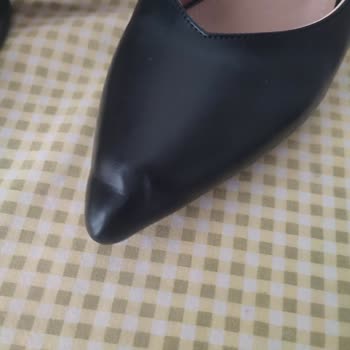 FLO Stiletto Ayakkabısında Tek Kullanımda Burun Çatladı; Değişim Reddedildi