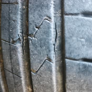 Yeni Ford Courier’ımda Hankook Lastiklerinde Çatlak Ve Soyulma, Ücretsiz Değişim Talebi