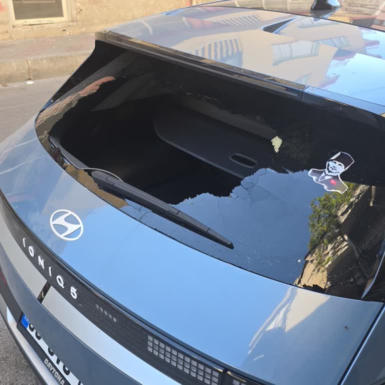 Arka Cam Kırıldı, Orijinal Parça 40 Gün Bekliyor Ve İkame Araç Talebi