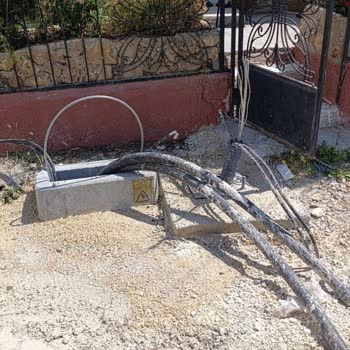 Kapı Önündeki Betonla Sabitlenen Elektrik Panosu Girişimizi Engelliyor Ve Güvenliği Riske Atıyor