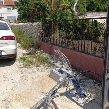 Kapı Önündeki Betonla Sabitlenen Elektrik Panosu Girişimizi Engelliyor Ve Güvenliği Riske Atıyor