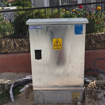 Kapı Önündeki Betonla Sabitlenen Elektrik Panosu Girişimizi Engelliyor Ve Güvenliği Riske Atıyor