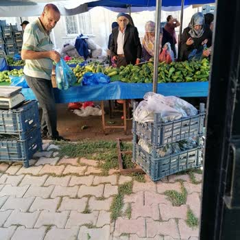 Kapı Önündeki Pazar Tezgahları Sürekli Engelliyor, Kalıcı Çözüm Bekleniyor