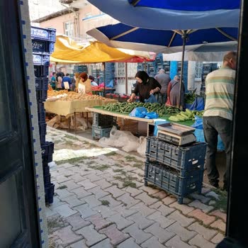 Kapı Önündeki Pazar Tezgahları Sürekli Engelliyor, Kalıcı Çözüm Bekleniyor