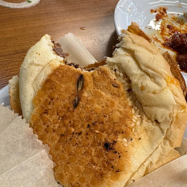 Hamburgerde Böcek Ve Çalışanların Özürsüz Tutumu