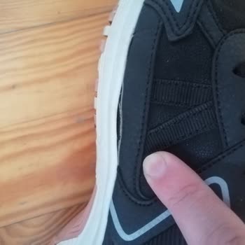 Sert Tabanlı Spor Ayakkabının Yan Açılması Ve Fotoğraflara Dayanarak Garanti Reddi