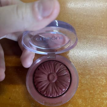 Clinique Cheek Pop Cola Se Desprendió del Envase y Resulta Difícil de Usar