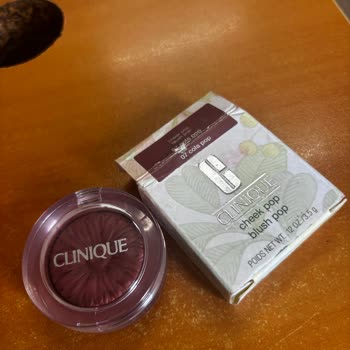 Clinique Cheek Pop Cola Se Desprendió del Envase y Resulta Difícil de Usar