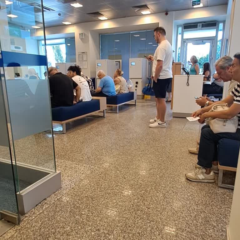 İzmir Hatay Şubesinde Yetersiz Personel Ve Uzun Bekleme Süreleri