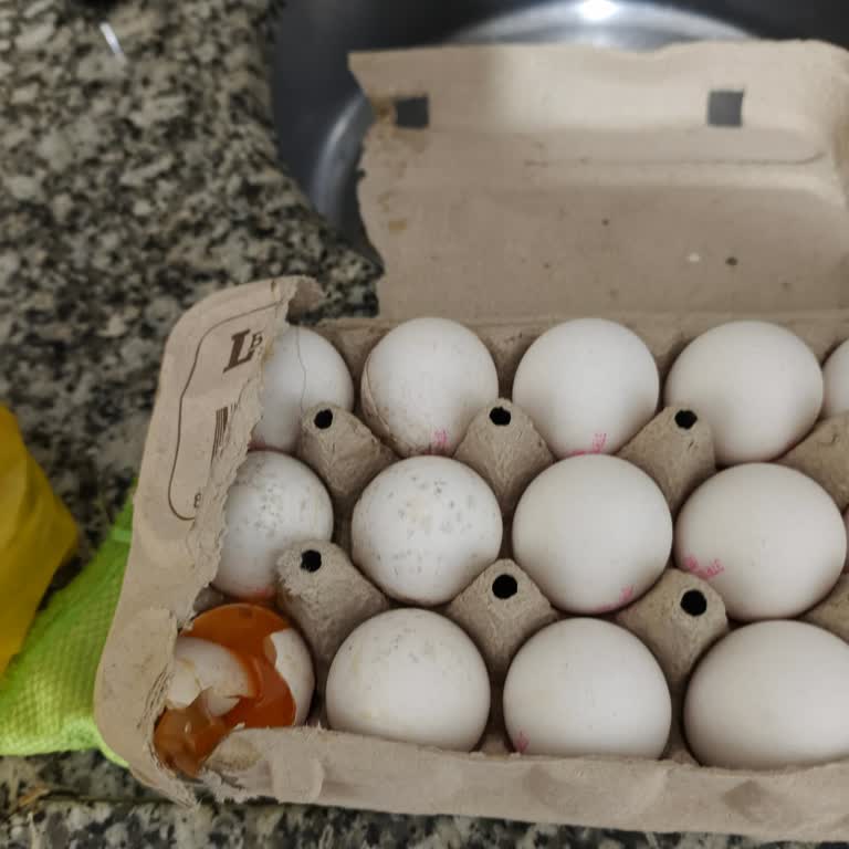 Şok Markette Satılan Küflü Ve Çatlak Yumurtalar Sağlık Riski Oluşturuyor