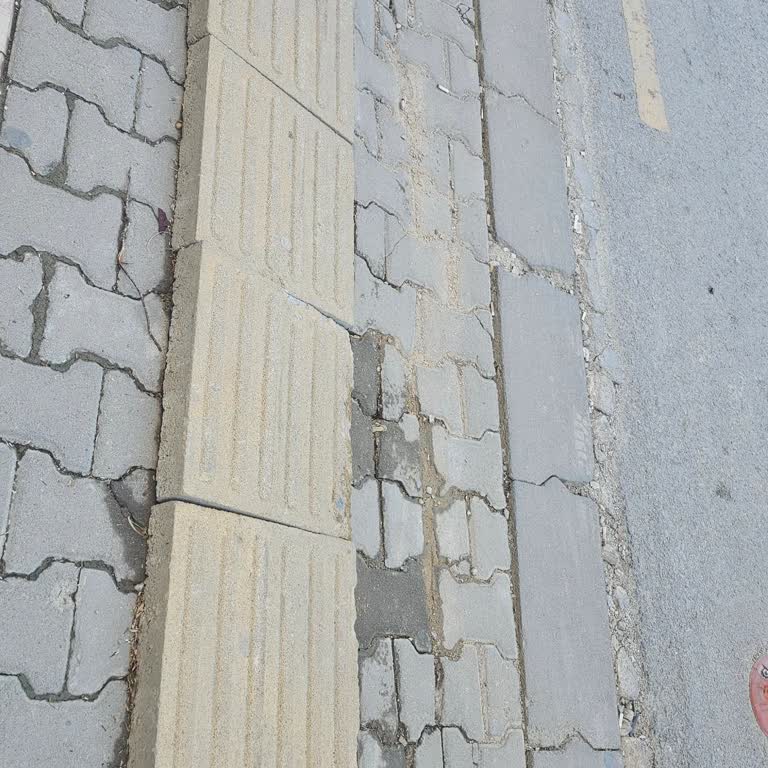 Metro Çalışmalarından Kırık Kaldırım Görme Engellileri Tehlikeye Atıyor