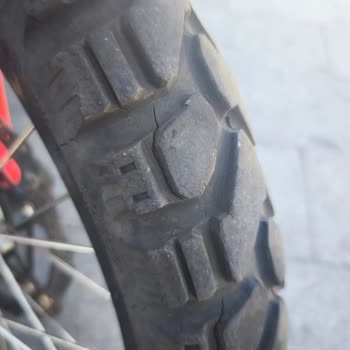 Honda Crf Rally Motorunda Mitas E7+ Ön Lastiğin Çatlaması Ve Güvenlik Endişesi