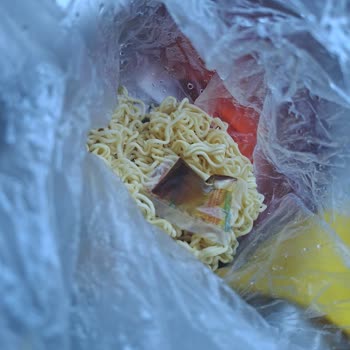 Hakmar Körili Noodle Ürününde Sadece Sıvı Sos Toz Sos Eksik