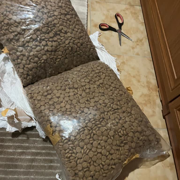 Maman Evde'den Alınan Köpek Maması Orijinal Ambalajı Olmadan Şeffaf Torbalarla Geldi