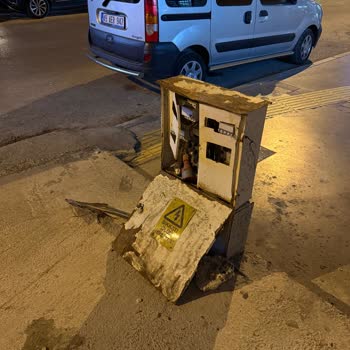 Açıkta Kalan Elektrik Kutusu Ciddiyetle İhmal Edildi