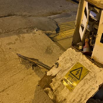 Açıkta Kalan Elektrik Kutusu Ciddiyetle İhmal Edildi