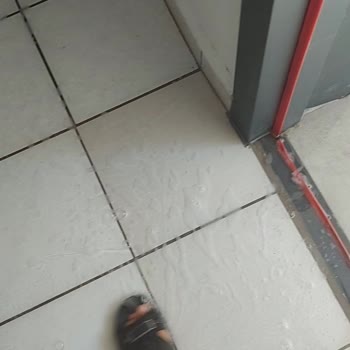 Denize Sıfır Olduğu Söylenen Otelde Standart Oda Gerçekte Kanalizasyon Kokulu Ve Su Baskılı