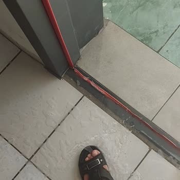 Denize Sıfır Olduğu Söylenen Otelde Standart Oda Gerçekte Kanalizasyon Kokulu Ve Su Baskılı