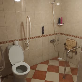 Denize Sıfır Olduğu Söylenen Otelde Standart Oda Gerçekte Kanalizasyon Kokulu Ve Su Baskılı