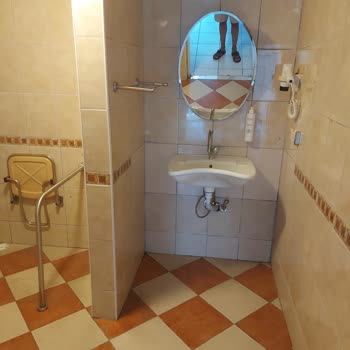 Denize Sıfır Olduğu Söylenen Otelde Standart Oda Gerçekte Kanalizasyon Kokulu Ve Su Baskılı