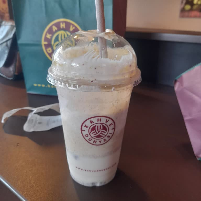 Latte Yerine Gofrik Smoothie Verildi; Çalışanın Saygısız Davranışı