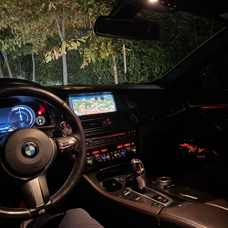 BMW 520i İç Ambiyans Aydınlatması Neredeyse Görünmez