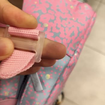 Kaukko Çocuk Beslenme Çantası Plastik Parçalarından Kesik Oluştu