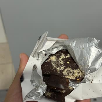 Nestle Damak Gece Çikolatası Üzerindeki Beyaz Tozlu Ve Kurtlanmış Hijyen Şikayeti
