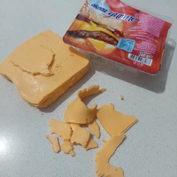 Dilimli Cheddar Peyniri Parçalandı, Kullanılamaz Oldu