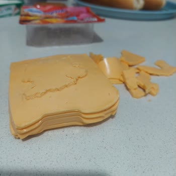 Dilimli Cheddar Peyniri Parçalandı, Kullanılamaz Oldu