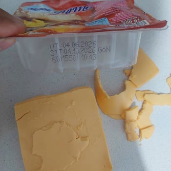Dilimli Cheddar Peyniri Parçalandı, Kullanılamaz Oldu