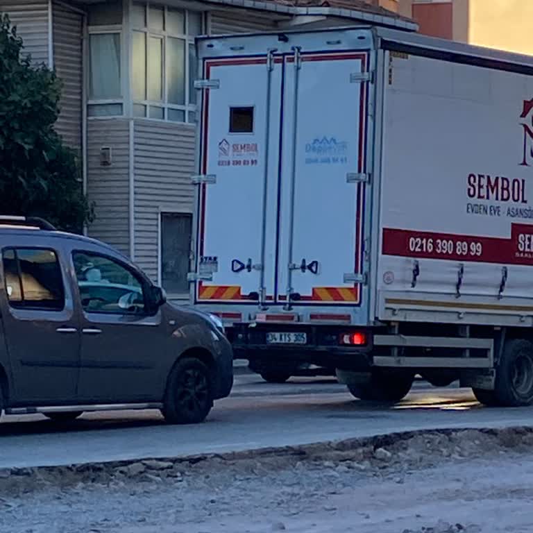 Sembol Nakliyat Şoförünün Yaya Geçidinde Tehlikeli Sürüşü Ve Saygısız Tavrı